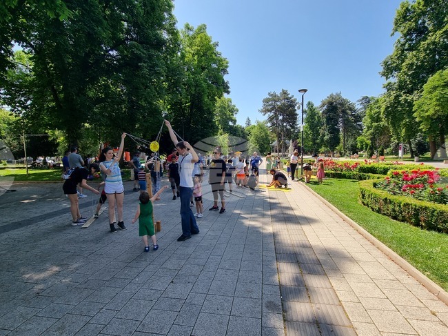 В Плевен родители и деца се забавляваха със семейни игри в Градската градина