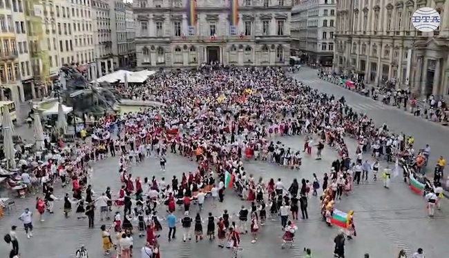 Танцьори от над 100 български фолклорни състава от 18 държави взеха участие в „Голямото хоро“ в Лион