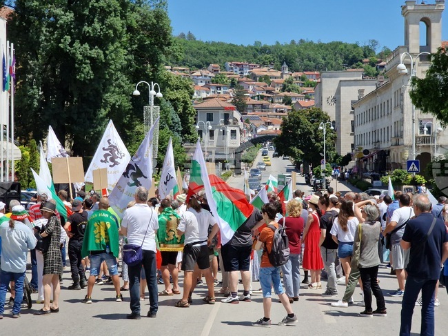 Протест на привърженици на „Възраждане“ блокира централните улици на Велико Търново