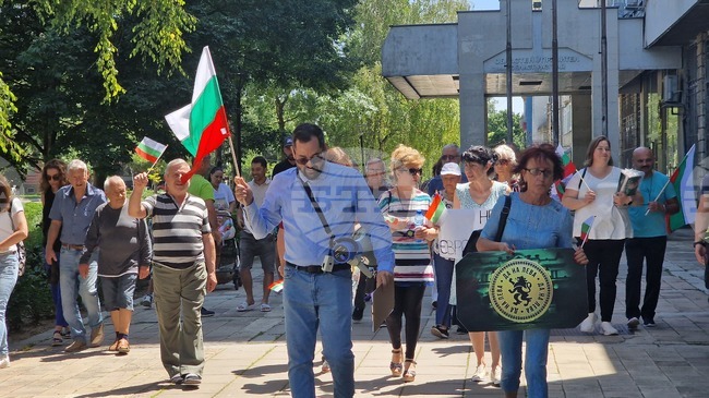Протестиращи със знамена и лозунги в защита на българския лев преминаха в шествие по улиците на Разград