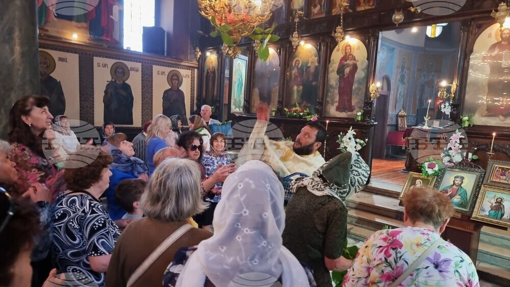 Чрез Светия Дух Бог ни показва своята любов към нас, каза отец Емануил от храм "Св. Троица" в Добрич