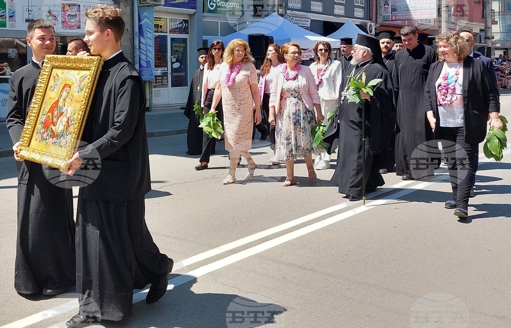 Вицепрезидентът Илияна Йотова беше гост на Празника на розата в Казанлък