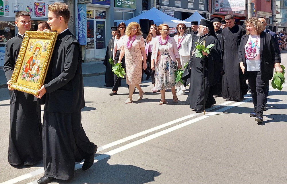 Вицепрезидентът Илияна Йотова беше гост на Празника на розата в Казанлък