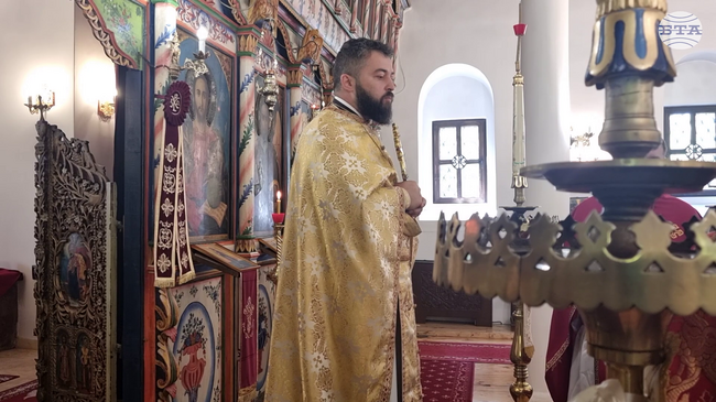 Ние живите, които пребиваваме тук, в този свят, не сме изоставени от Бога, каза в Кюстендил отец Мирослав Костов