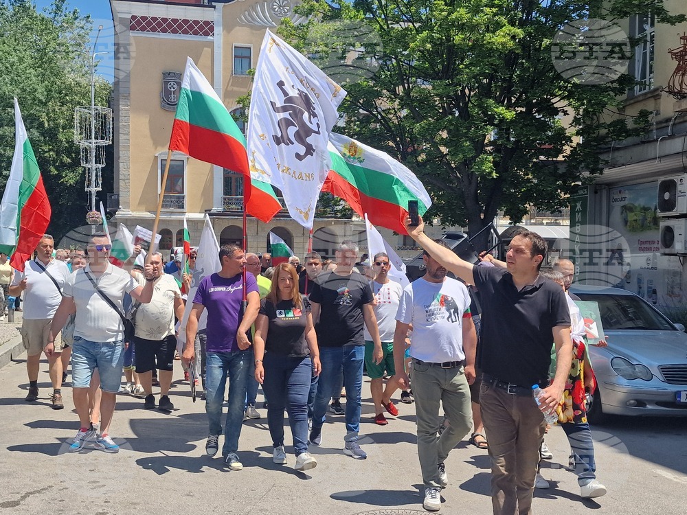 Протестно шествие срещу въвеждане на еврото и за запазване на българския лев мина по главните улици на Хасково