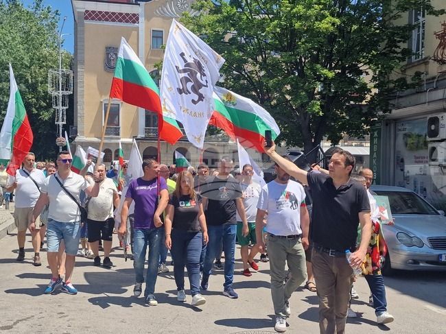 Протестно шествие срещу въвеждане на еврото и за запазване на българския лев мина по главните улици на Хасково