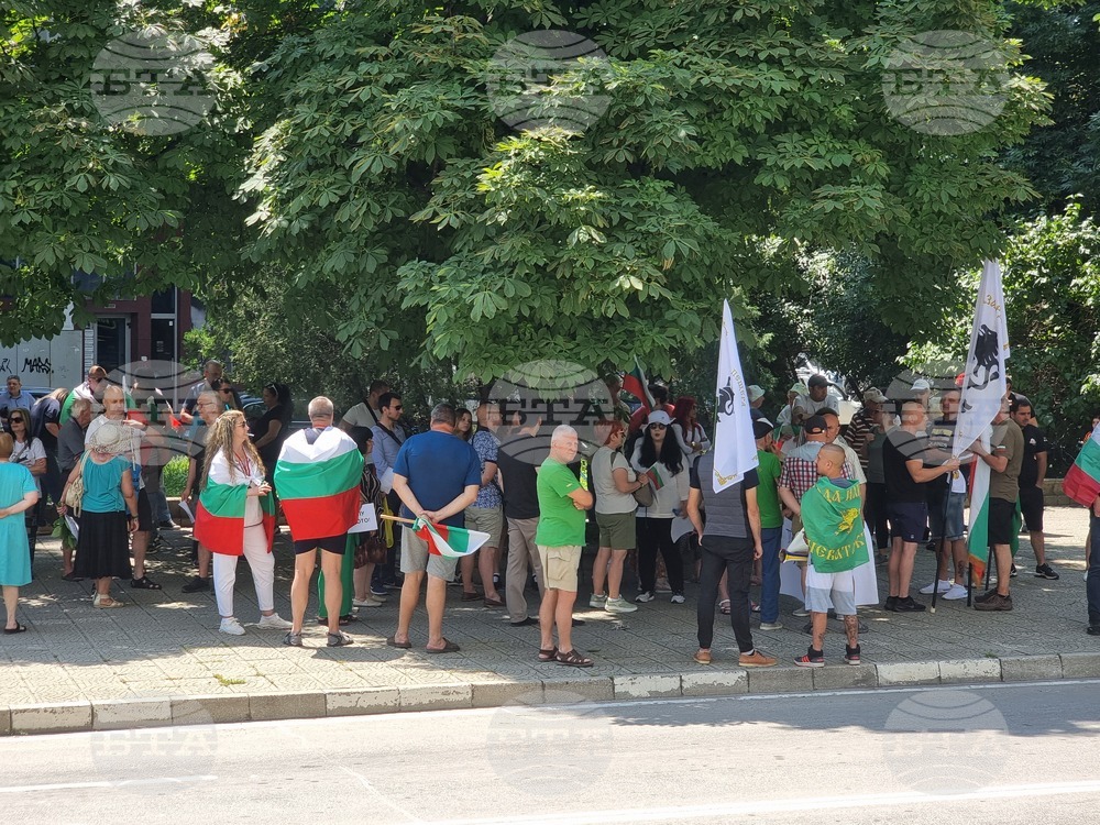 Противници на въвеждането на еврото в България се събраха на протест в Пазарджик