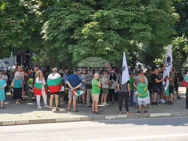 Противници на въвеждането на еврото в България се събраха на протест в Пазарджик