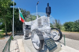 Село Загорци - трактор - паметник