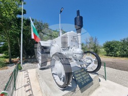 Село Загорци - трактор - паметник