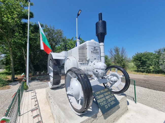 Село Загорци - трактор - паметник