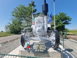 Село Загорци - трактор - паметник