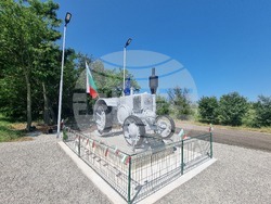 Село Загорци - трактор - паметник