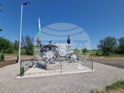 Село Загорци - трактор - паметник