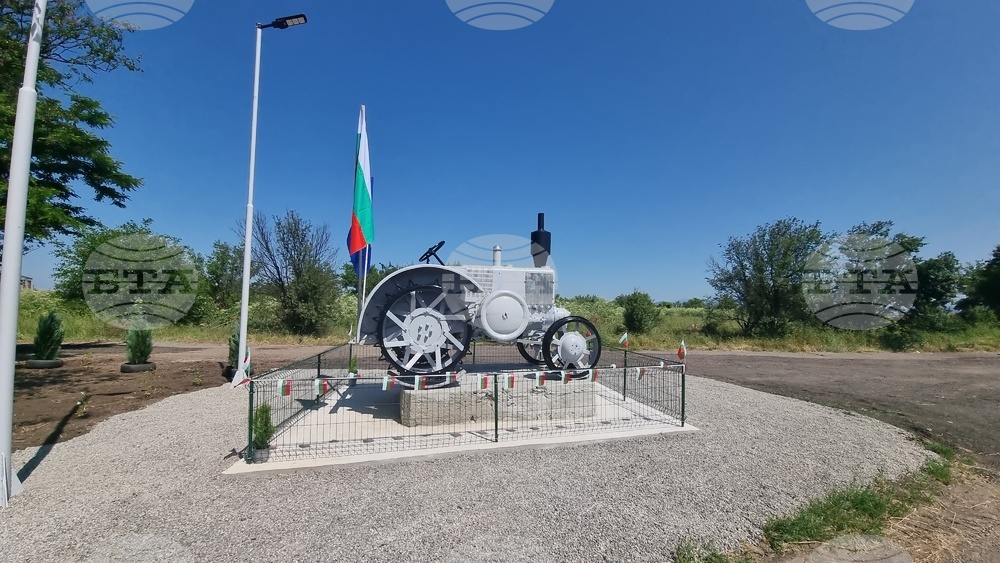 Село Загорци - трактор - паметник