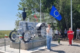 Село Загорци - трактор - паметник