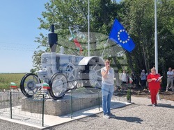 Село Загорци - трактор - паметник