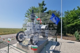 Село Загорци - трактор - паметник