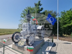 Село Загорци - трактор - паметник