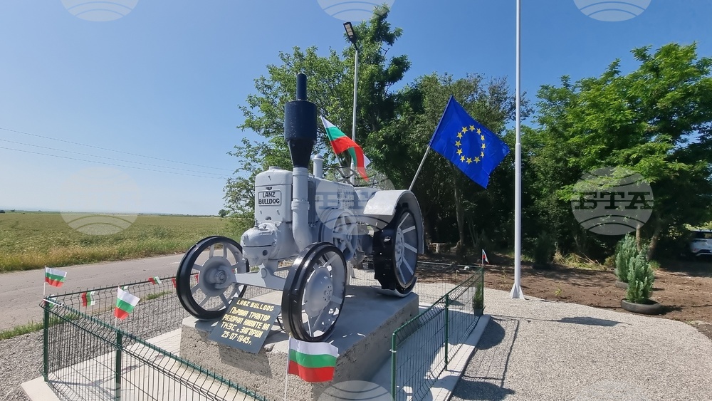 Село Загорци - трактор - паметник