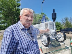 Село Загорци - трактор - паметник - Дончо Донев