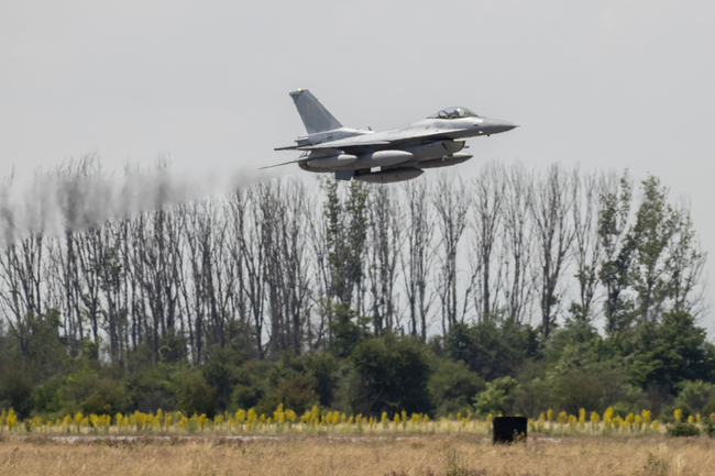 Вторият български самолет F-16 Block 70 пристигна в България