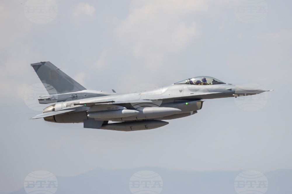 МО: Вторият български самолет F-16 Block 70 пристигна в България