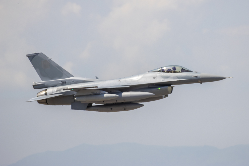 МО: Вторият български самолет F-16 Block 70 пристигна в България