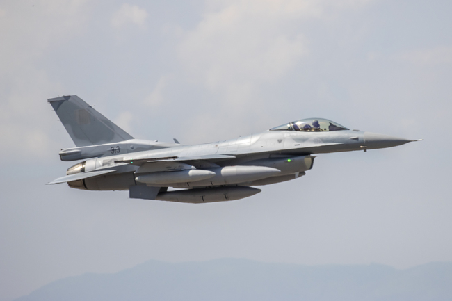 МО: Вторият български самолет F-16 Block 70 пристигна в България