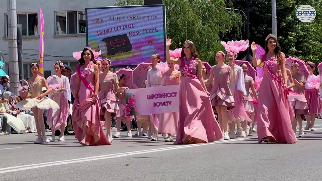 Пъстрото празнично дефиле, предвождано от Царицата на розата, за поредна година събра в Казанлък гости от целия свят