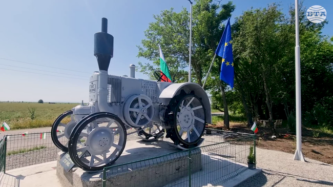 Трактор Lanz Bulldog от 30-те години на миналия век беше реновиран и превърнат в паметник в новозагорското село Загорци