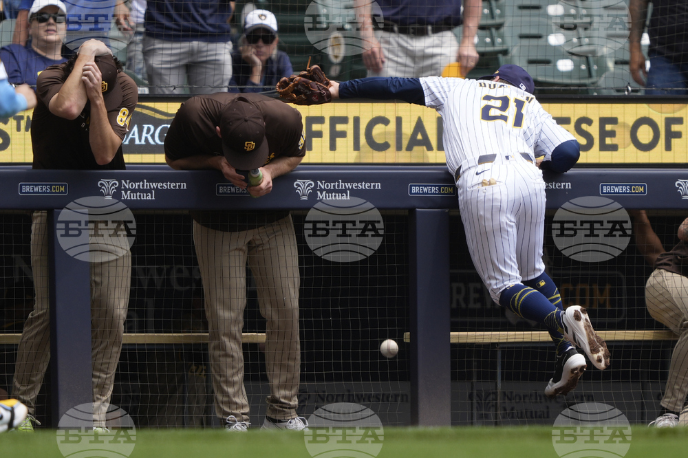 Padres Brewers Baseball