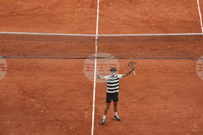 Карлос Алкарас отрази три мачбола и спечели втора титла на "Ролан Гарос" след драматичен обрат срещу Яник Синер