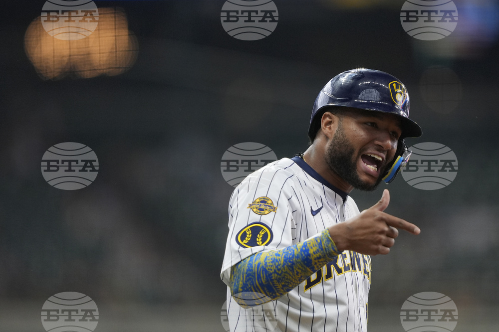 Padres Brewers Baseball