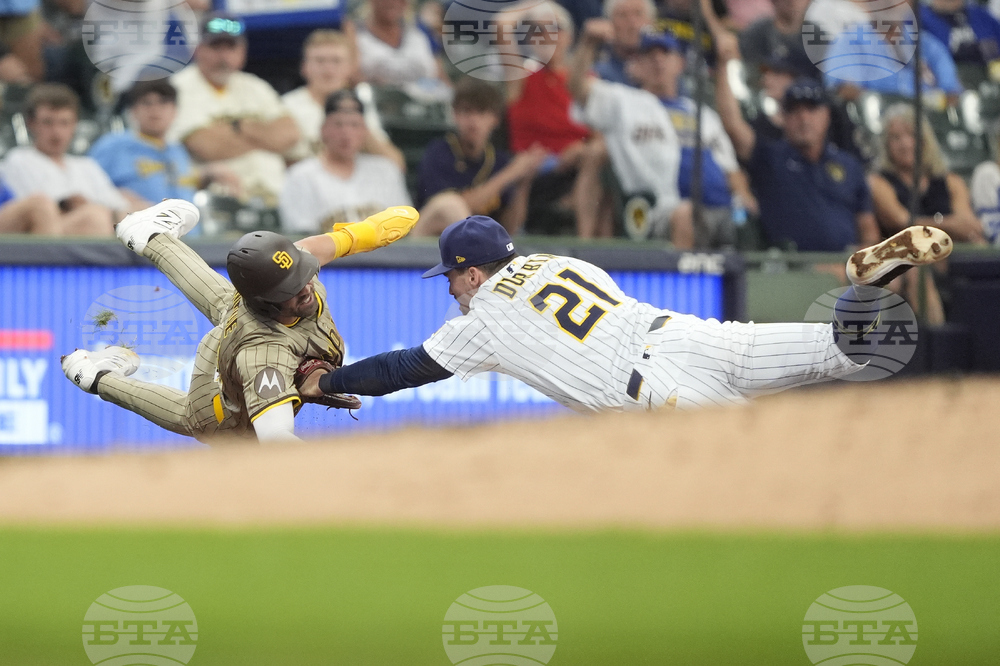 Padres Brewers Baseball