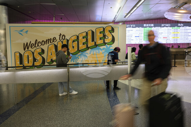 Полетите на летището в Лос Анджелис са били преустановени вчера сутринта поради недостиг на персонал за контрол на въздушното движение