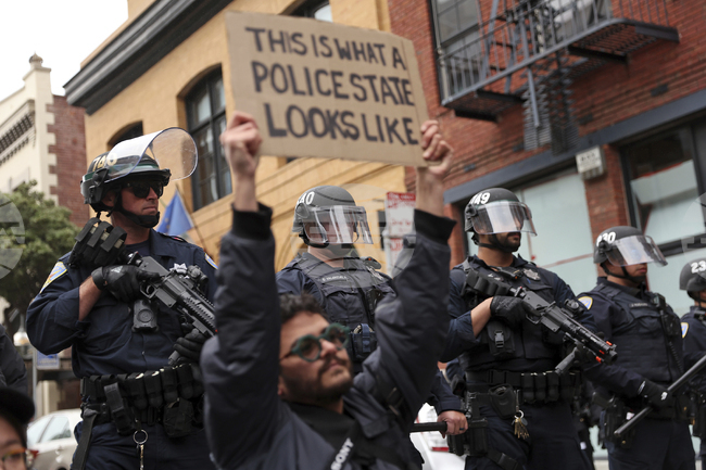 Шейсет души са арестувани по време на протести, прераснали в насилие в Сан Франциско, съобщи полицията