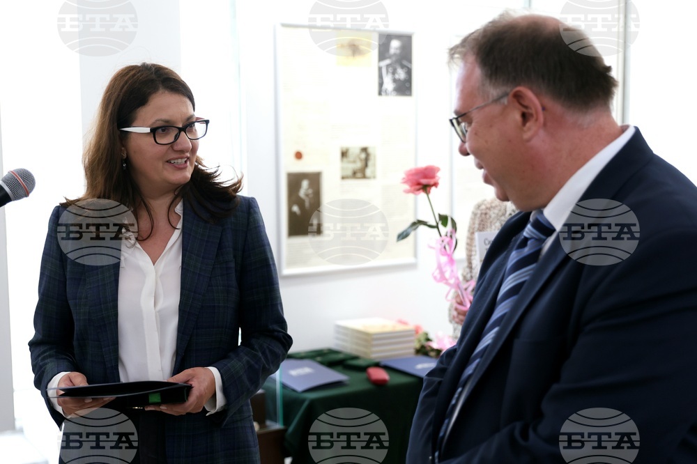 Иван Костов бе отличен със знак и грамота на Държавна агенция „Архиви" за дарението на документи от личния му архив