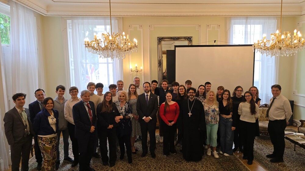 Гимназистите от училище „Иван Станчов“ в Лондон се срещнаха с княз Борис Търновски и Силвия Трифонова от сдружение „Мостове“