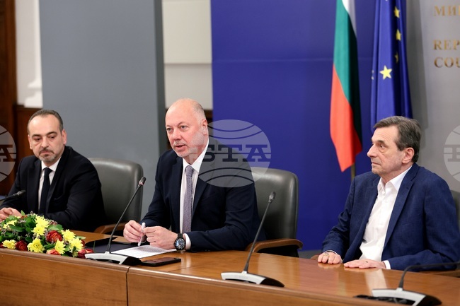 Имаме пълна готовност и желание да представим истината за еврото, заяви Добри Митрев от името на АОБР