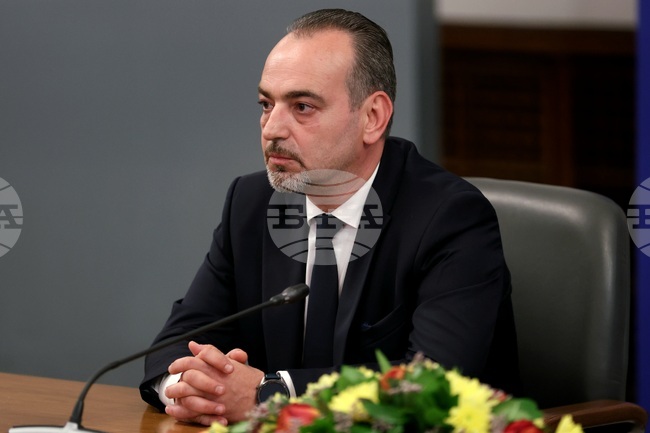 Имаме пълна готовност и желание да представим истината за еврото, заяви Добри Митрев от името на АОБР