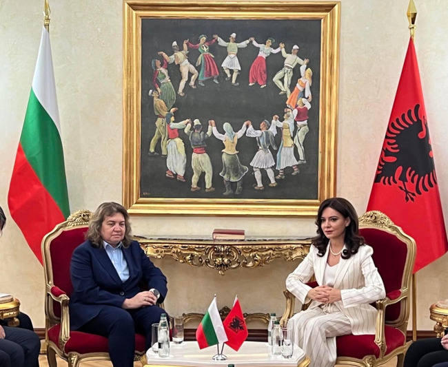 България последователно подкрепя усилията на Албания за присъединяване към ЕС, заяви председателят на Народното събрание Наталия Киселова на срещата си с председателя на парламента на Албания Елиса Спиропали