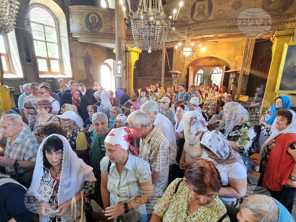 Ямбол - храм „Света Троица” - литургия
