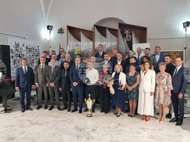 Наградите на Ямбол бяха връчени на тържествена сесия на Общинския съвет на днешния празник на града