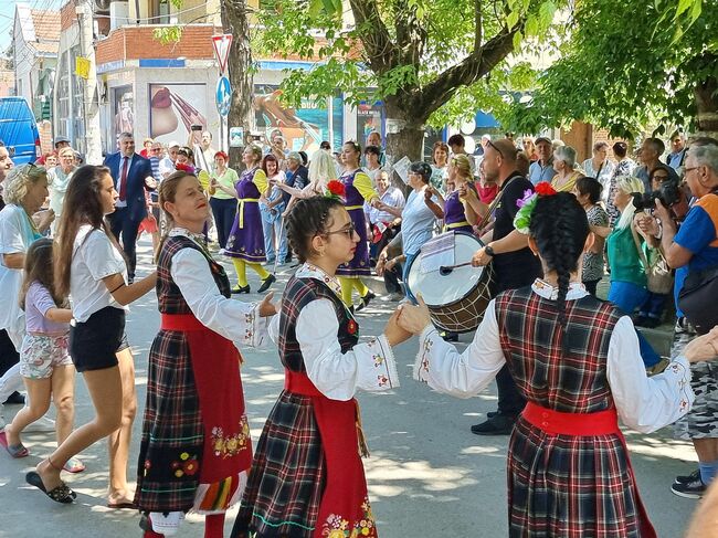 С фолклорни изпълнения и курбан за здраве премина съборът „Света Троица” в най-стария квартал на Ямбол по повод празника на града