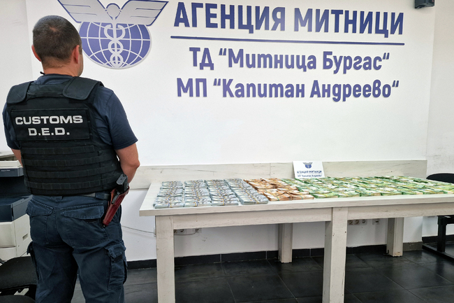 Валута и евро с равностойност близо 2,8 млн. лева са задържани в полски камиони при два опита да бъдат пренесени през „Капитан Андреево“