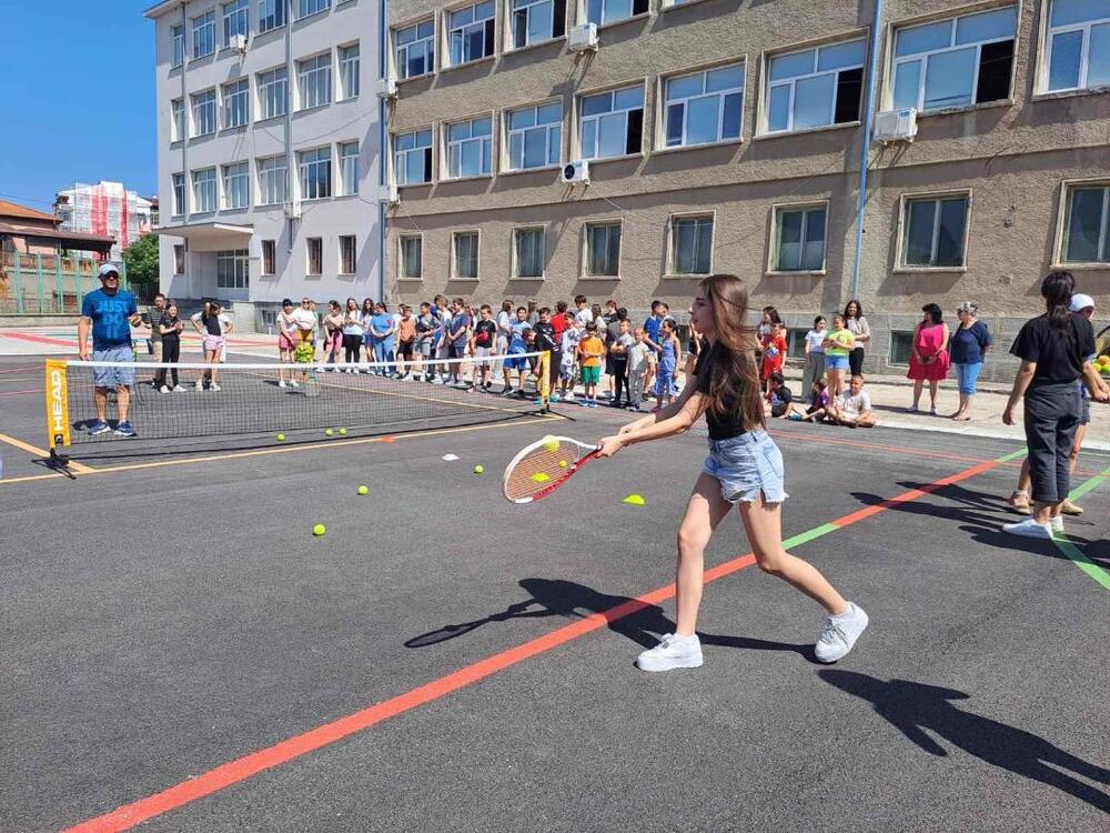Фондация "Григор Димитров” организира открит урок по тенис в ОУ "Св. св. Кирил и Методий" в Хасково