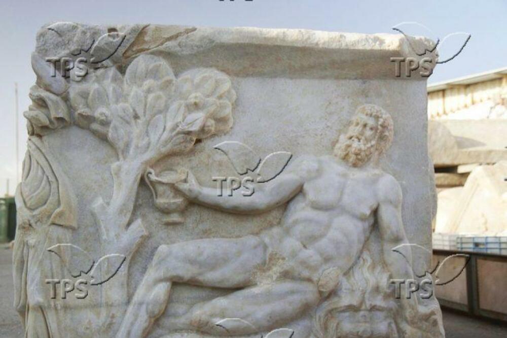 ТПС: Рядък римски саркофаг, изобразяващ митологично състезание по пиене, е открит в Кесария