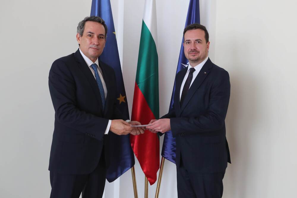 МВнР: Заместник-министър Николай Павлов прие копия от акредитивните писма на новоназначения извънреден и пълномощен посланик на Република Перу в Република България (седалище в Атина) Н.Пр. г-н Артуро Арсиниега