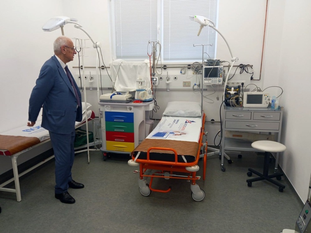 Министър Силви Кирилов посети новия филиал за спешна помощ в Баните и филиала на Специализираната болница за рехабилитация 